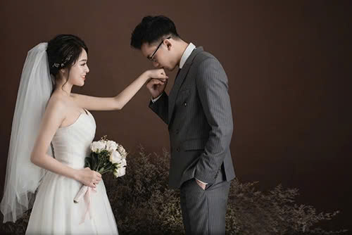 ý nghĩa của gái hơn 2 trai hơn 1 là gì